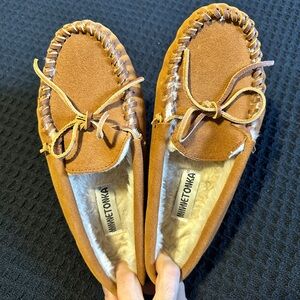 Men’s Minnetonka Shearling Lined Suede Slippers size 8